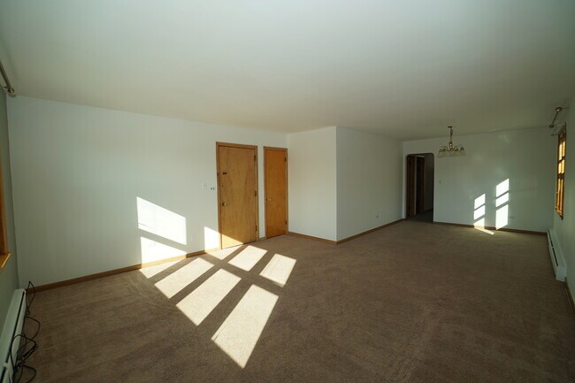 Building Photo - 5733 N Elston Ave