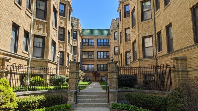 Exterior - 931 Forest