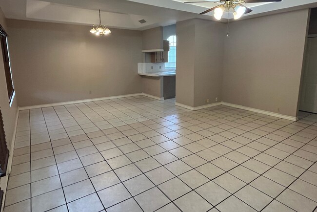Building Photo - 1603 Sherwood Dr