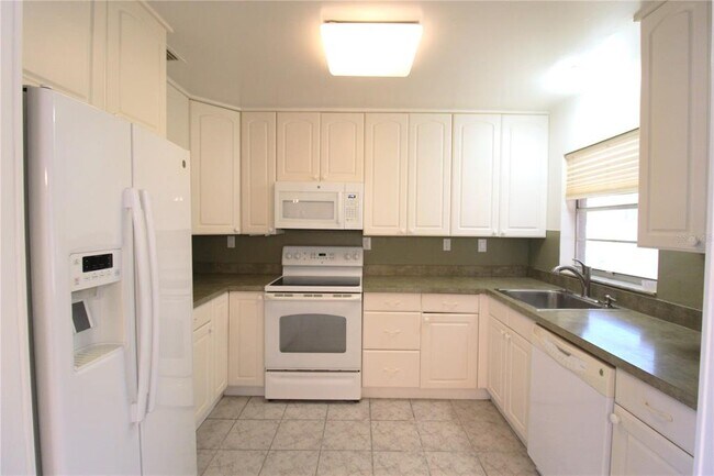 Building Photo - 6122 Brentwood Ave