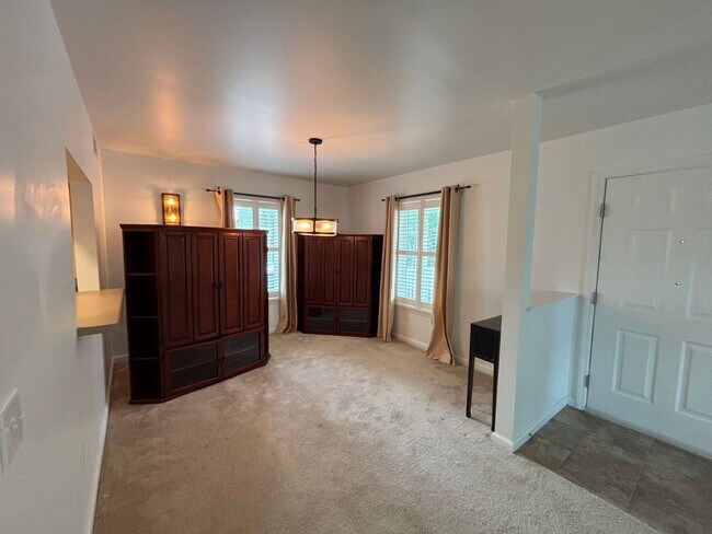 Building Photo - Beautiful 3 Bedroom 2 Bathroom in Stowe To...