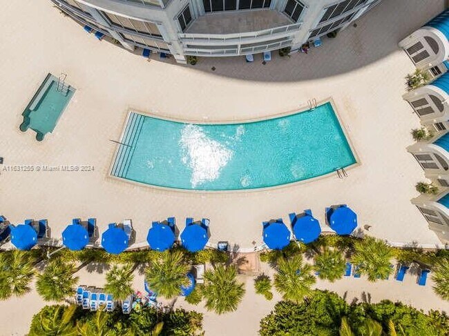 Foto del edificio - 18671 Collins Ave