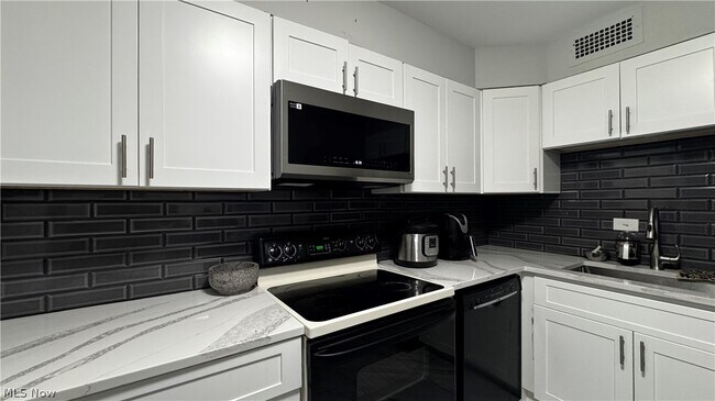 Foto del edificio - 12700 Lake Rd