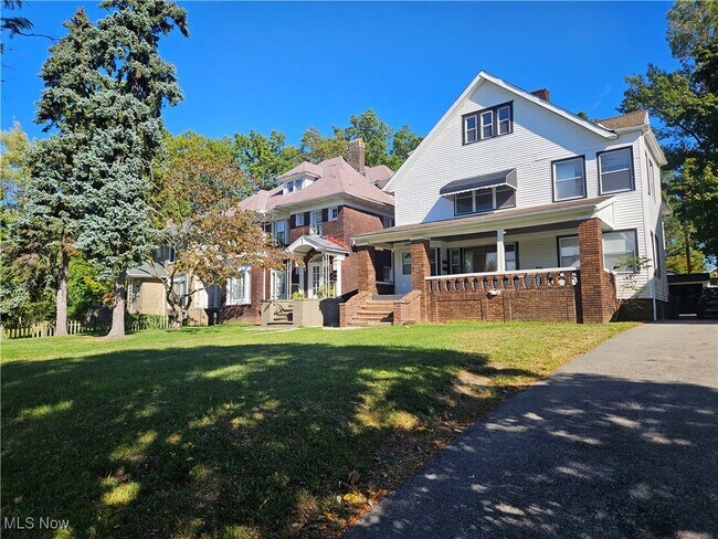 Foto del edificio - 3234 Euclid Heights Blvd