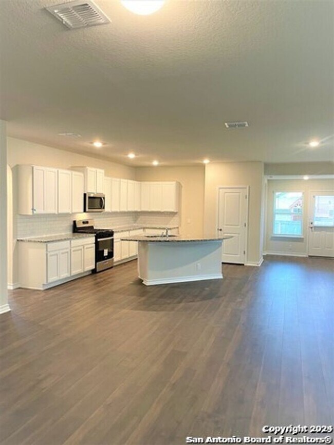 Foto del edificio - Beautiful 4 bed-2 bathroom house San Anton...