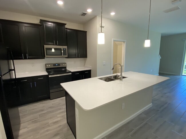 Foto del edificio - "Charming 3-Bedroom Oasis with 2.5 Baths i...
