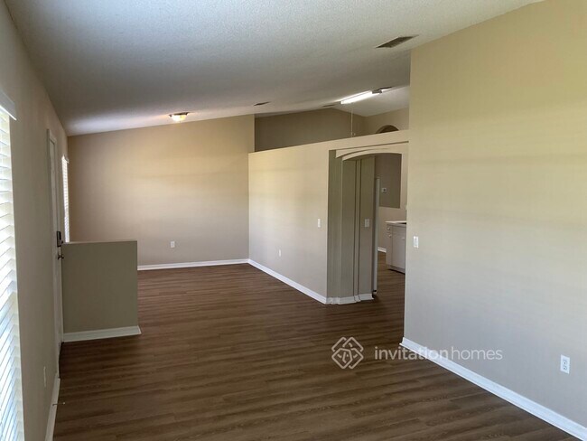 Building Photo - 1670 E Apache Cir