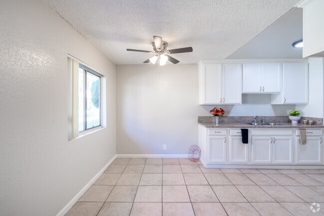 1 habitación, 1 baño - 650 pies cuadrados - Comedor - Laurel Village Apartments