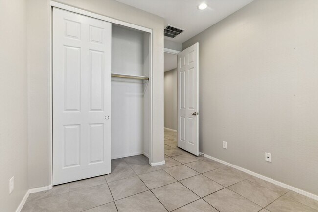 Building Photo - 4 Bedroom Single Family in Glendale