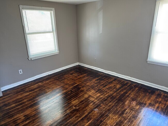 Building Photo - 906 S Harris Ave