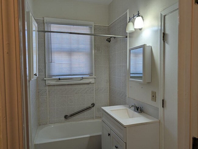 Building Photo - eks4821