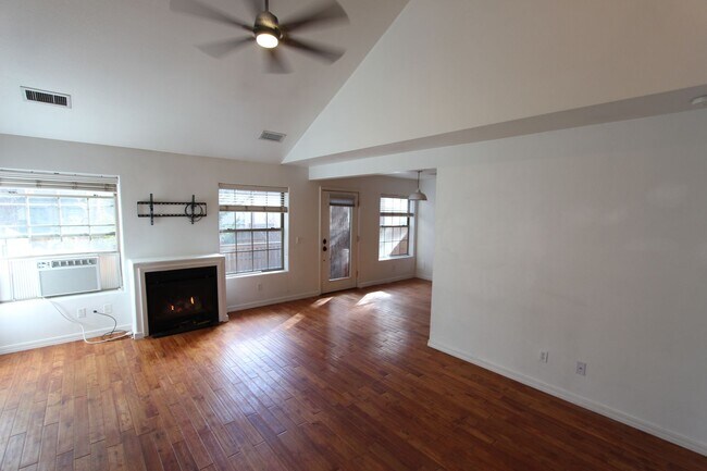 Foto del edificio - PRICE IMPROVEMENT 3-Bed / 2.5-Bath Townhome in Boulder Point LEASE THROUGH JULY