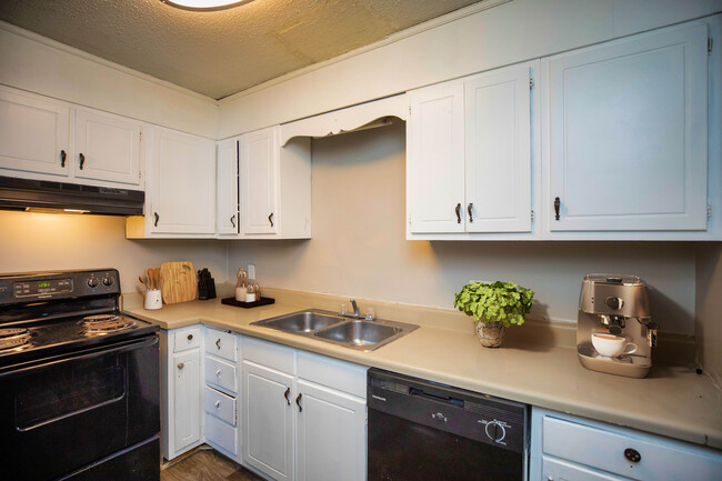 Kitchen - Magnolia Manor Apartments