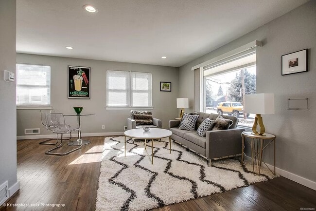 Living room with lots of natural light - 5500 Dudley Ct
