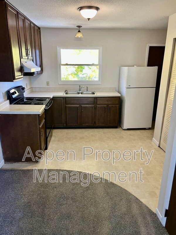 Foto del edificio - 2216 Piper Pl