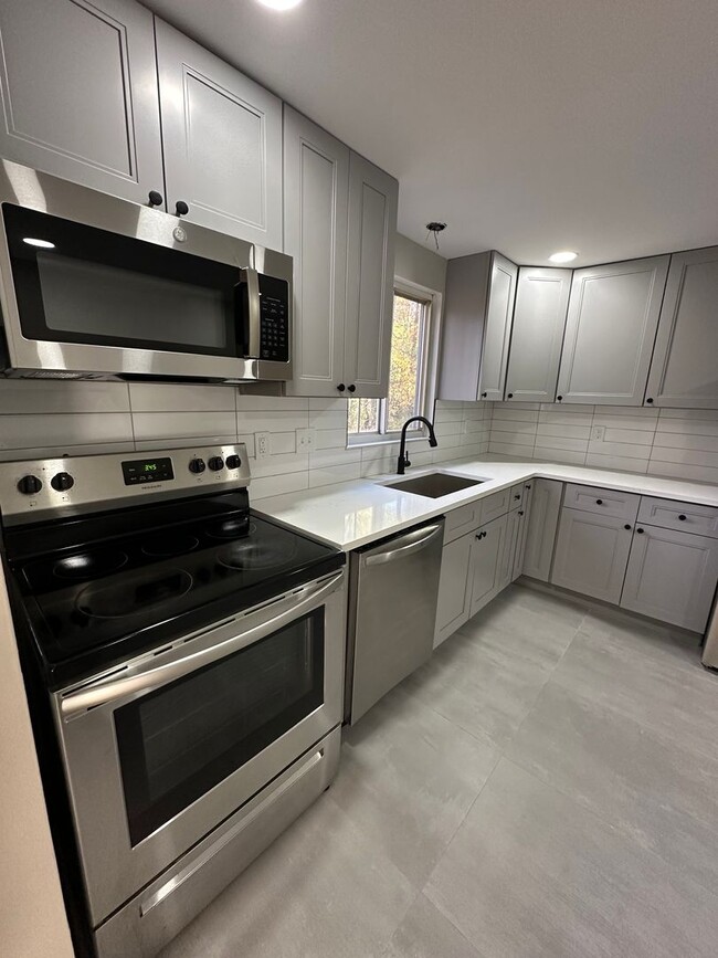 Building Photo - 4 bedroom 2.5 bath single family in Burlington Township