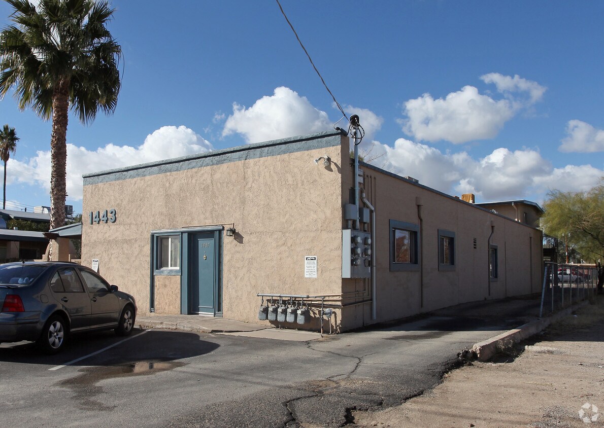 Building Photo - 1417 N Alvernon Way