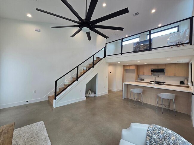 Foto del edificio - 1112 W N Loop Blvd