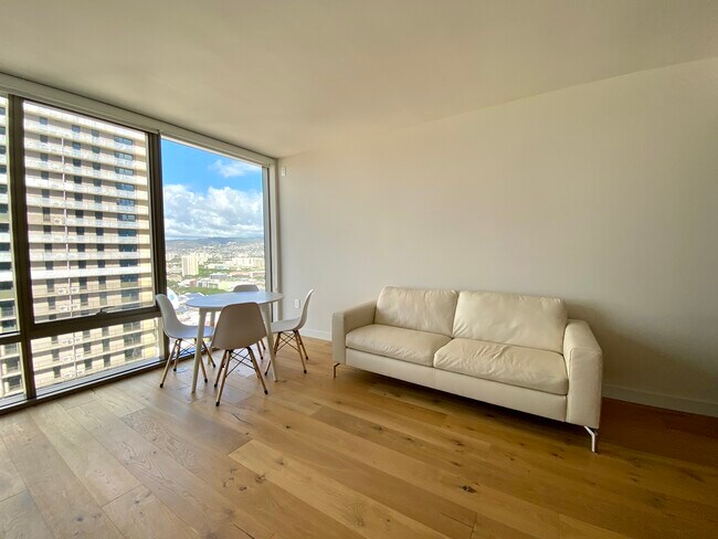 Living Room facing Mauka - 1001 Queen St