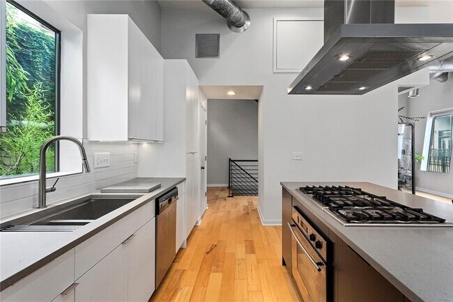 Building Photo - 307 Cherokee Pl SE