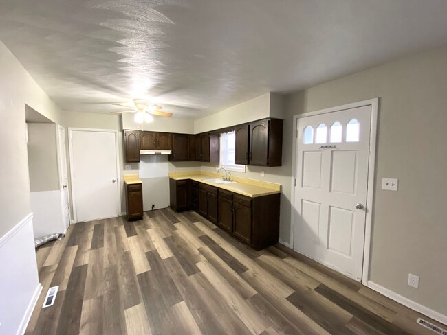 Building Photo - 332 Velde St