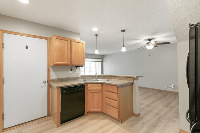 Cocina en la primera planta - 150 S Prairie View Dr