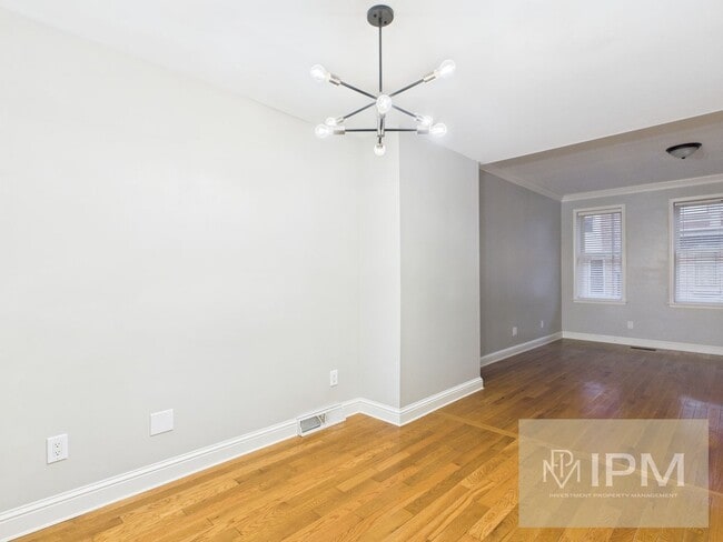 Building Photo - Beautiful 4 Bedroom, 1 Bath Home with Off-Street Parking!!