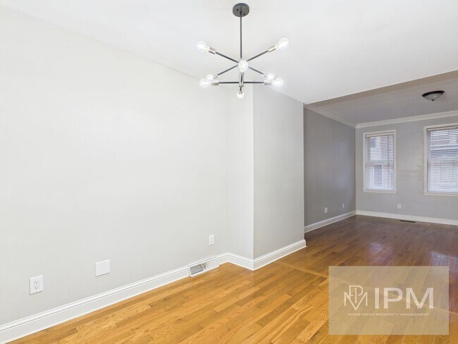 Foto del edificio - Beautiful 4 Bedroom, 1 Bath Home with Off-Street Parking!!