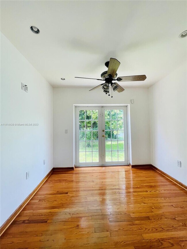 Foto del edificio - 2385 SW 20th St