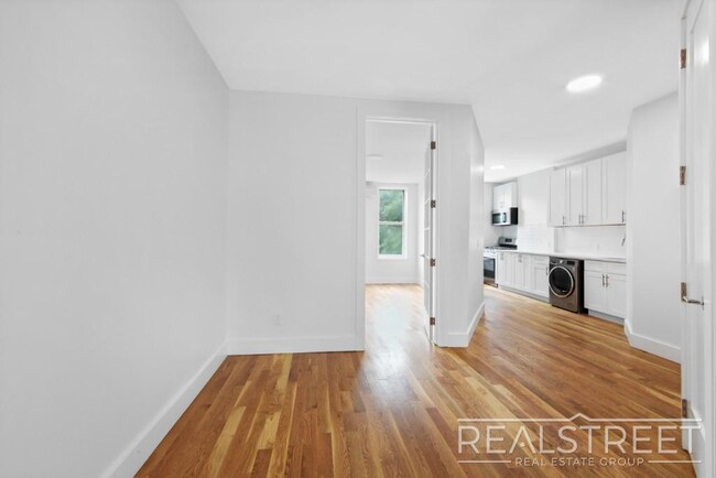 Foto del edificio - BRAND NEW 3 BED 2 Bath in Bushwick!