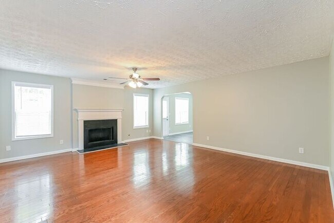 Building Photo - AVAILABLE NOW! NEWLY RENOVATED!