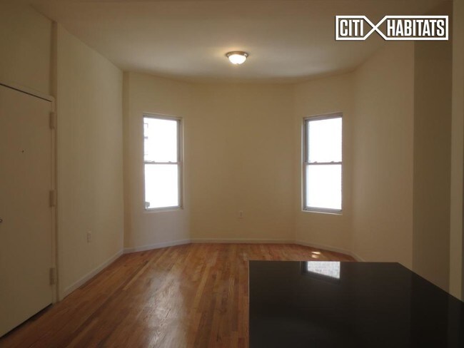 Foto del edificio - 2704 Bainbridge Ave