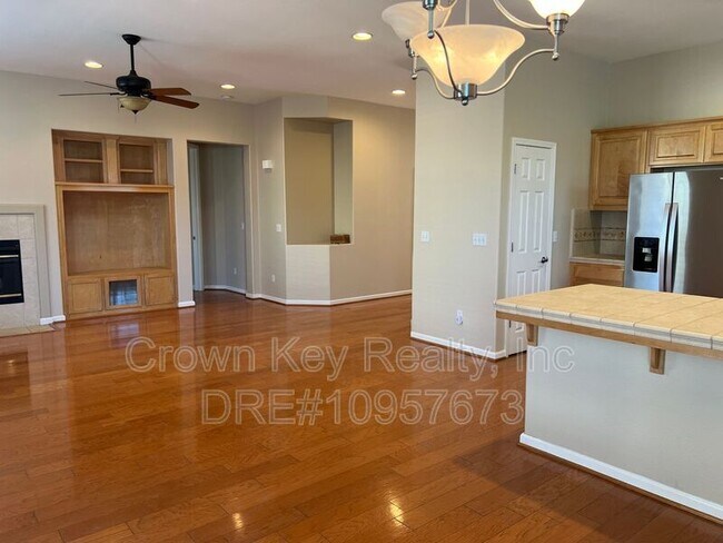 Building Photo - 4725 Dandelion Loop