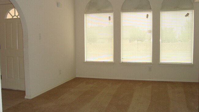 Building Photo - West El Paso 4 bed refrig A/C Home