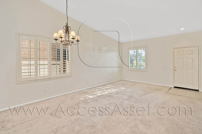 Building Photo - Beautiful And Spacious Single Story 4 Bed/...