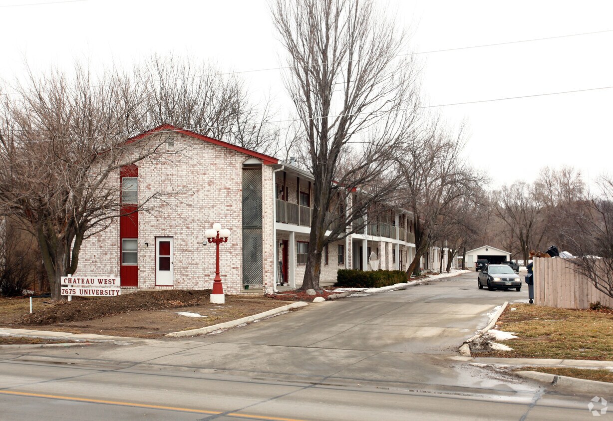 Foto principal - 7675 University Ave