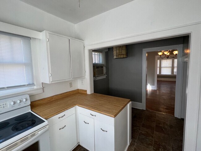 Foto del edificio - Classic Brick bungalow in the Heart of Bristol Virginia. Property has been freshly painted and is...
