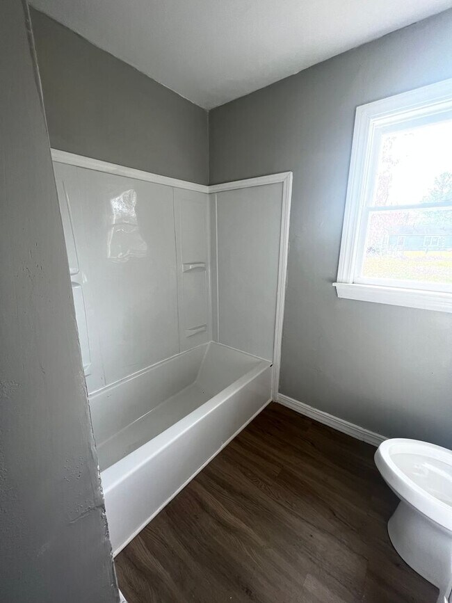 Foto del edificio - Section 8 Accepted!  MOVE IN Ready! 1/2 Off First Month’s Rent!