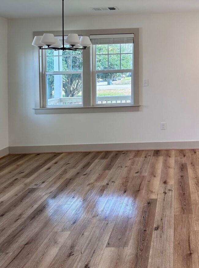 Foto del edificio - Newly Built Home minutes from Downtown Madison