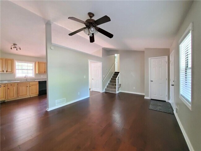 Foto del edificio - 394 Russell Ridge Dr