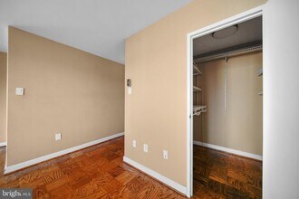 Building Photo - 6641 Wakefield Dr