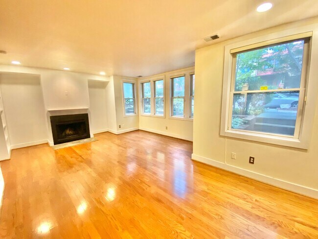Foto del edificio - SAVE OVER $200!* Dupont Circle 1 Bedroom Charmer with Patio, Fireplace, Central Air, Washer/Dryer!