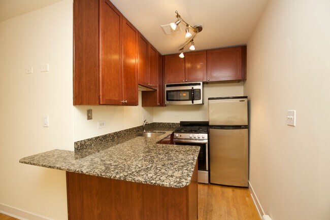 Building Photo - 650 W Wrightwood Ave
