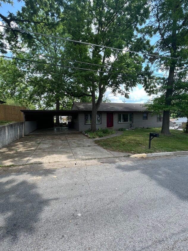 Front of home. - 1156 S 6th St