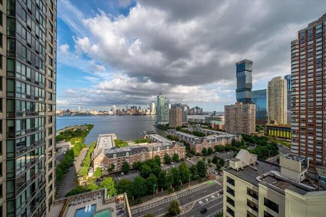 Foto del edificio - 48 Washington Blvd