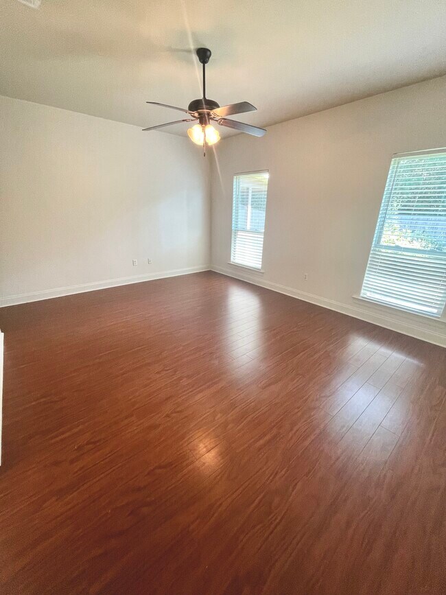 Building Photo - 887 Woodsprings Ct