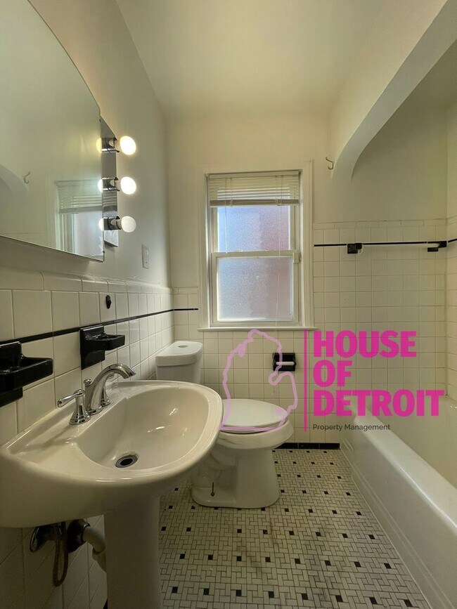 Building Photo - 3 BEDROOM 1 BATH BUNGALOW FREE PRE-SCREEN