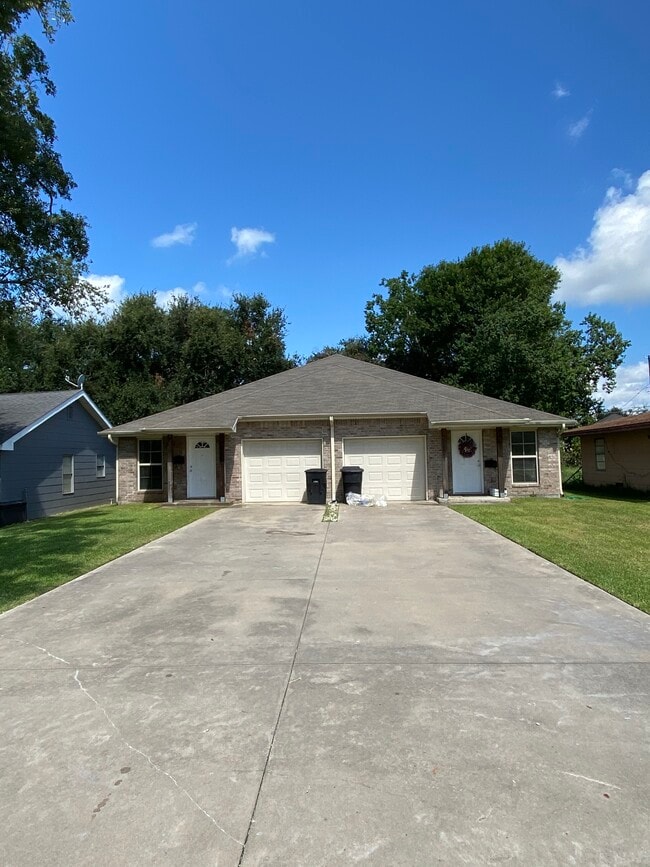 Building Photo - 3118 Avenue B