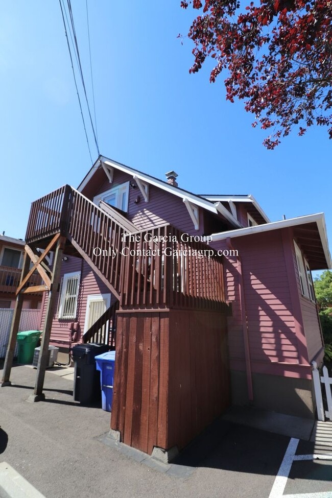 Building Photo - Upstairs Apartment in the Heart of Sellwood!