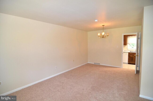 Building Photo - 3670 Laurel Dr
